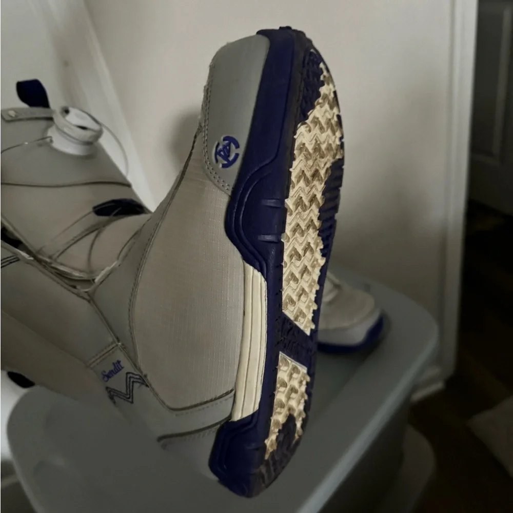 Stylish Women's Winter Boots - Gray and Blue - Picture 3 of 6